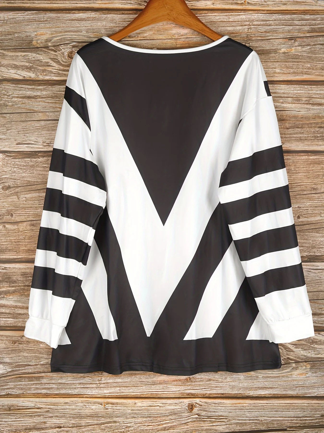 Plus Size Women's V-Neck Geometric Striped Long Sleeve Top with Zipper Detail for Chic and Modern Style