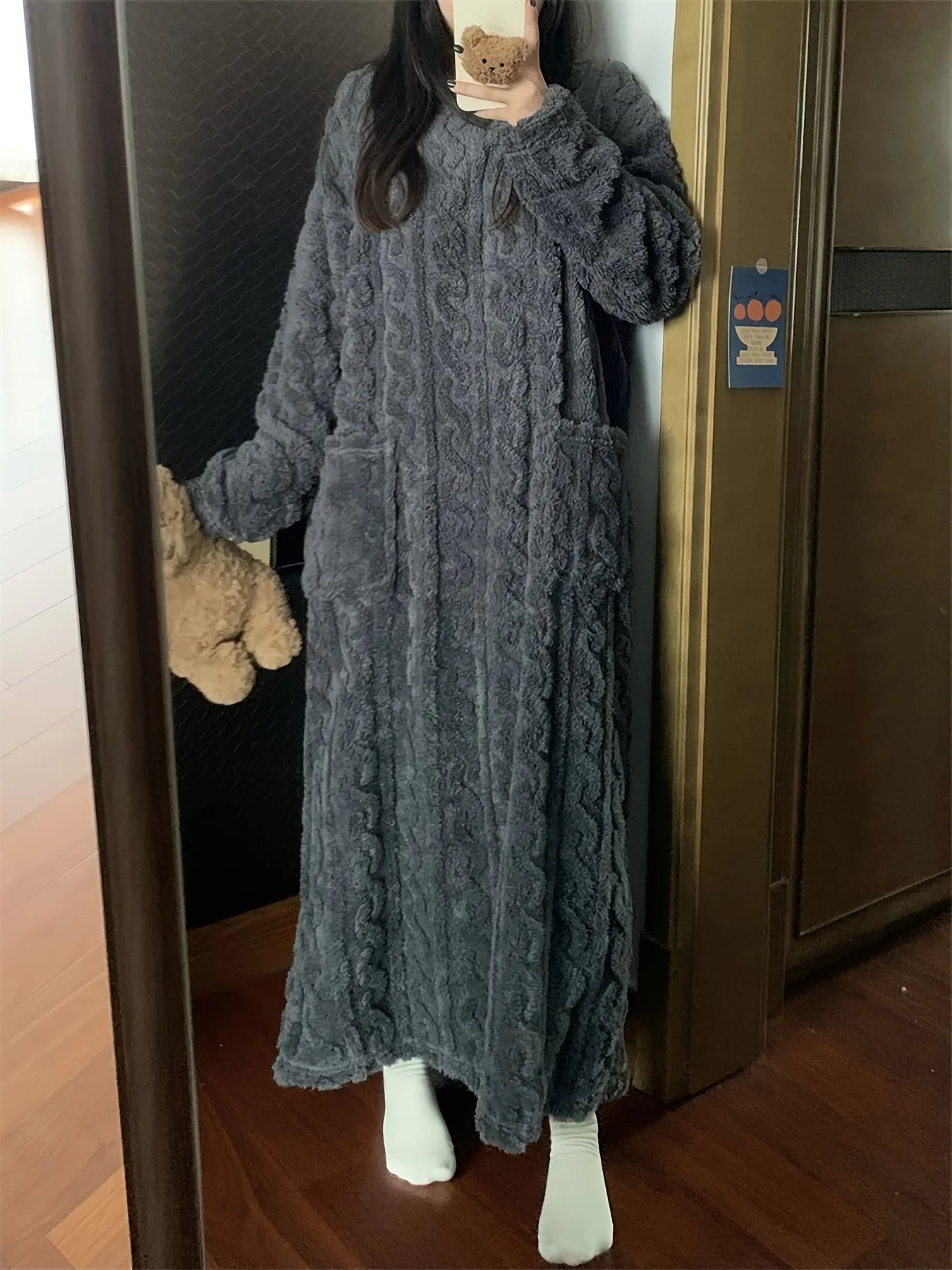 Comfortable solid-colored velvet jacquard home dress, warm and thick long-sleeved round-neck loose home garment