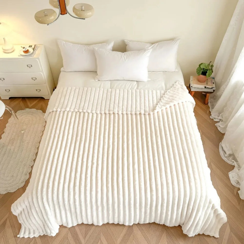 Thickened Material Suitable for Bedroom 1 Piece of Plush Blanket with Wide Terms, Solid Color Multifunctional Flannel Blanket