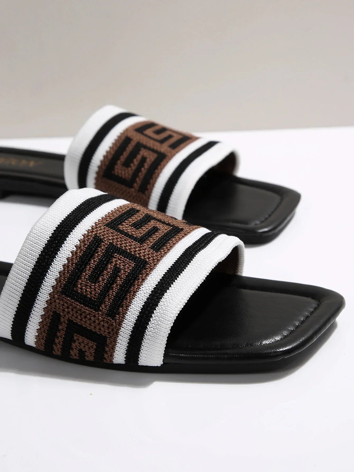 Fashionable Classic Simplicity Sandals Slides Women New Slippers Cloth Cover Letter Outdoor Casual Flat Bottom Slippers Women