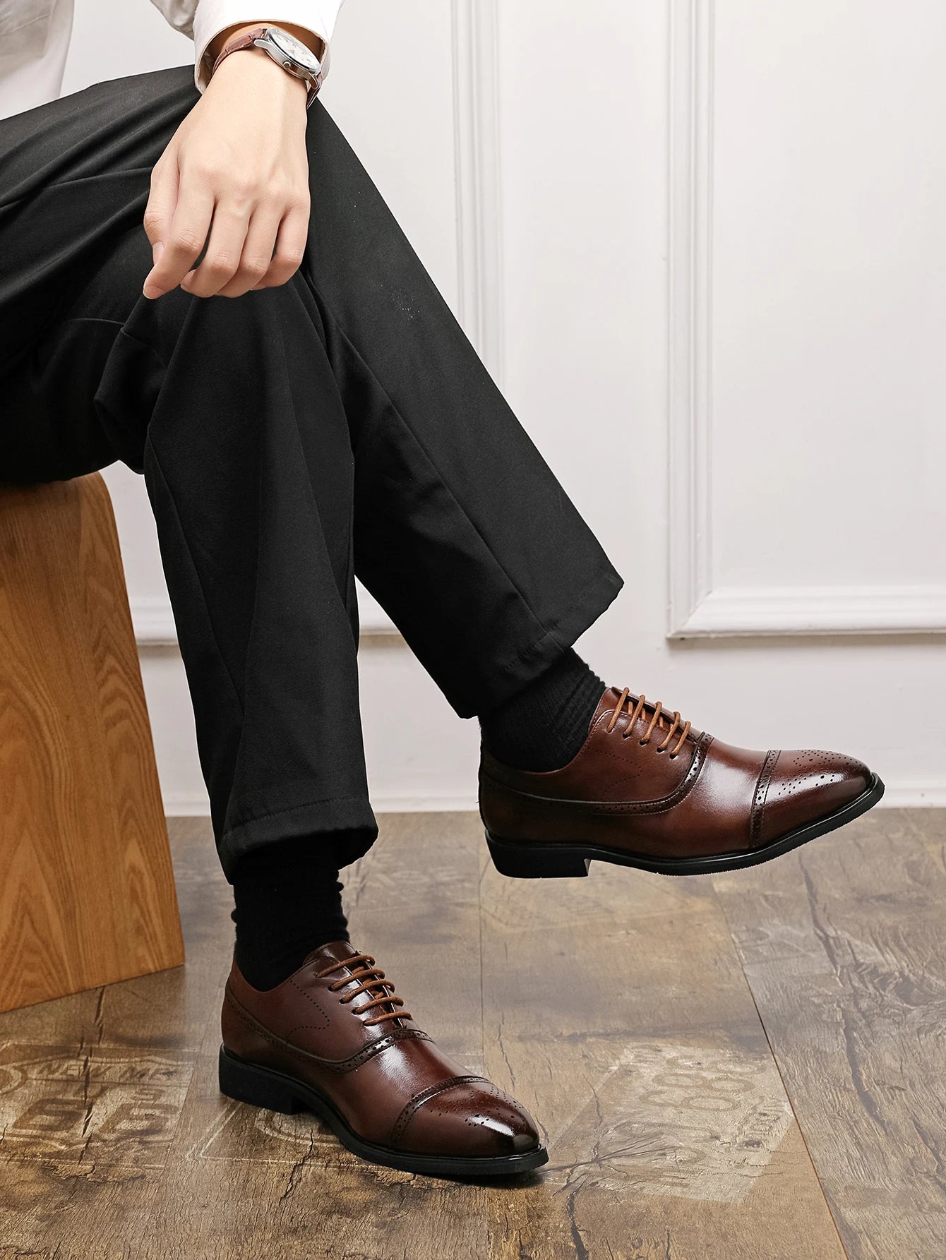 Oxfords Men Shoes Red Sole Fashion Business Casual Party Banquet Daily Retro Carved Lace-up Brogue Dress Shoes