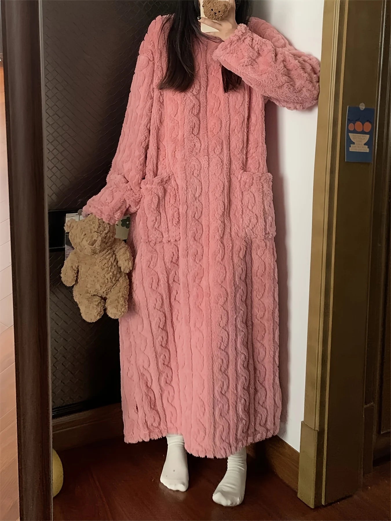 Comfortable solid-colored velvet jacquard home dress, warm and thick long-sleeved round-neck loose home garment