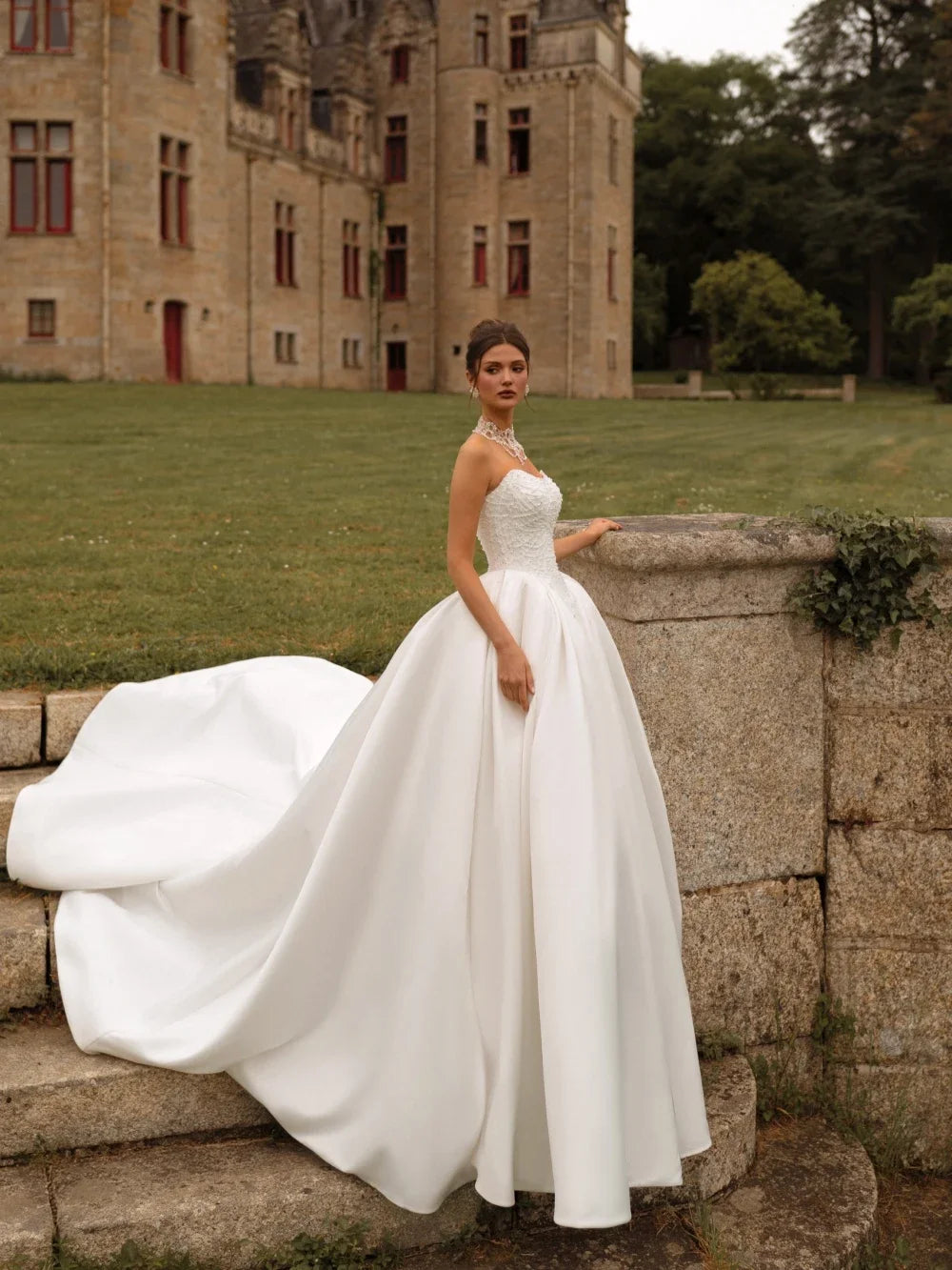 Elegant Pearls Strapless Wedding Dress Delicate Princess Women Buttons Back Bride Dresses Court Train Ball Gown Customized Robe