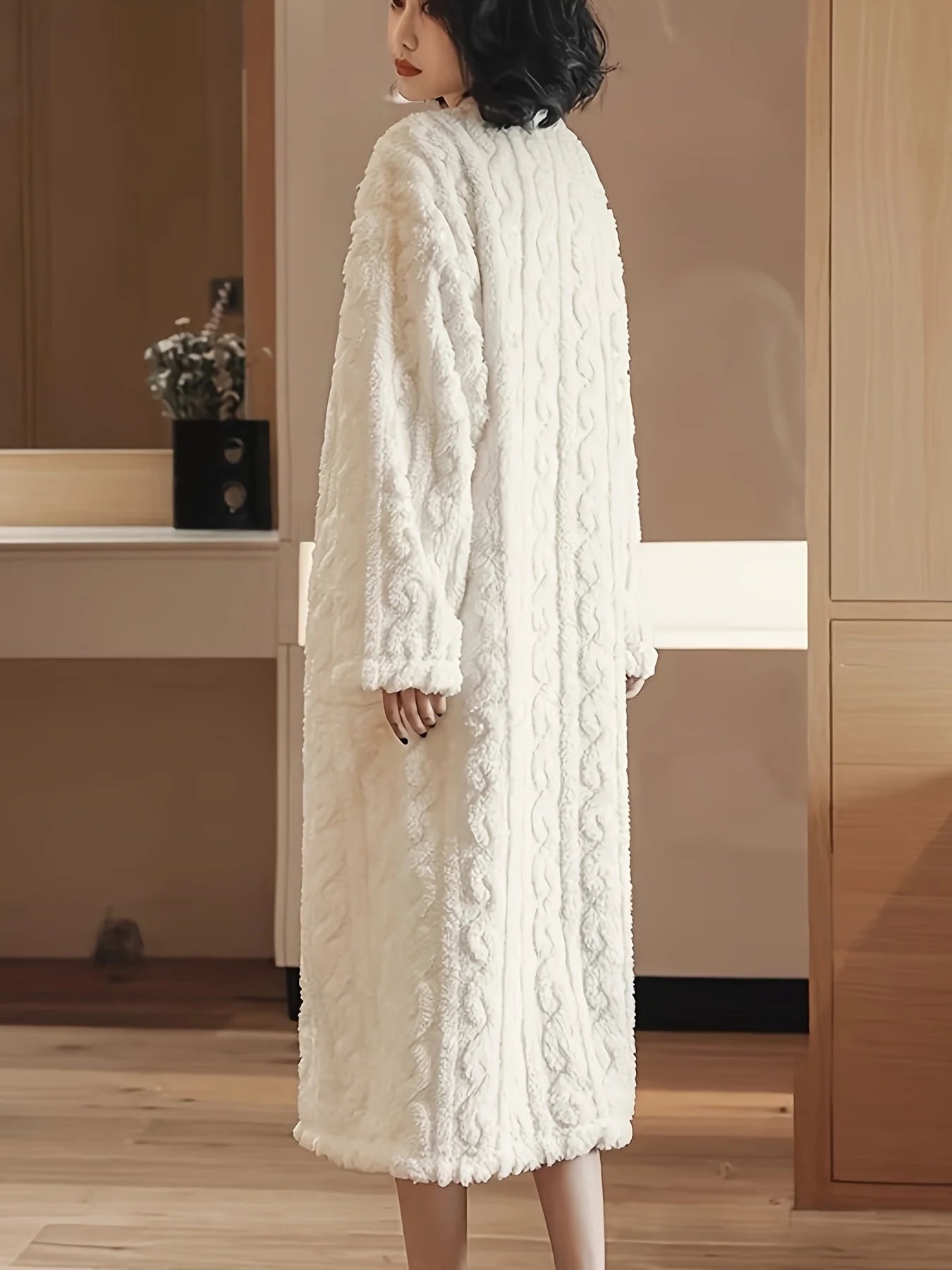 Comfortable solid-colored velvet jacquard home dress, warm and thick long-sleeved round-neck loose home garment