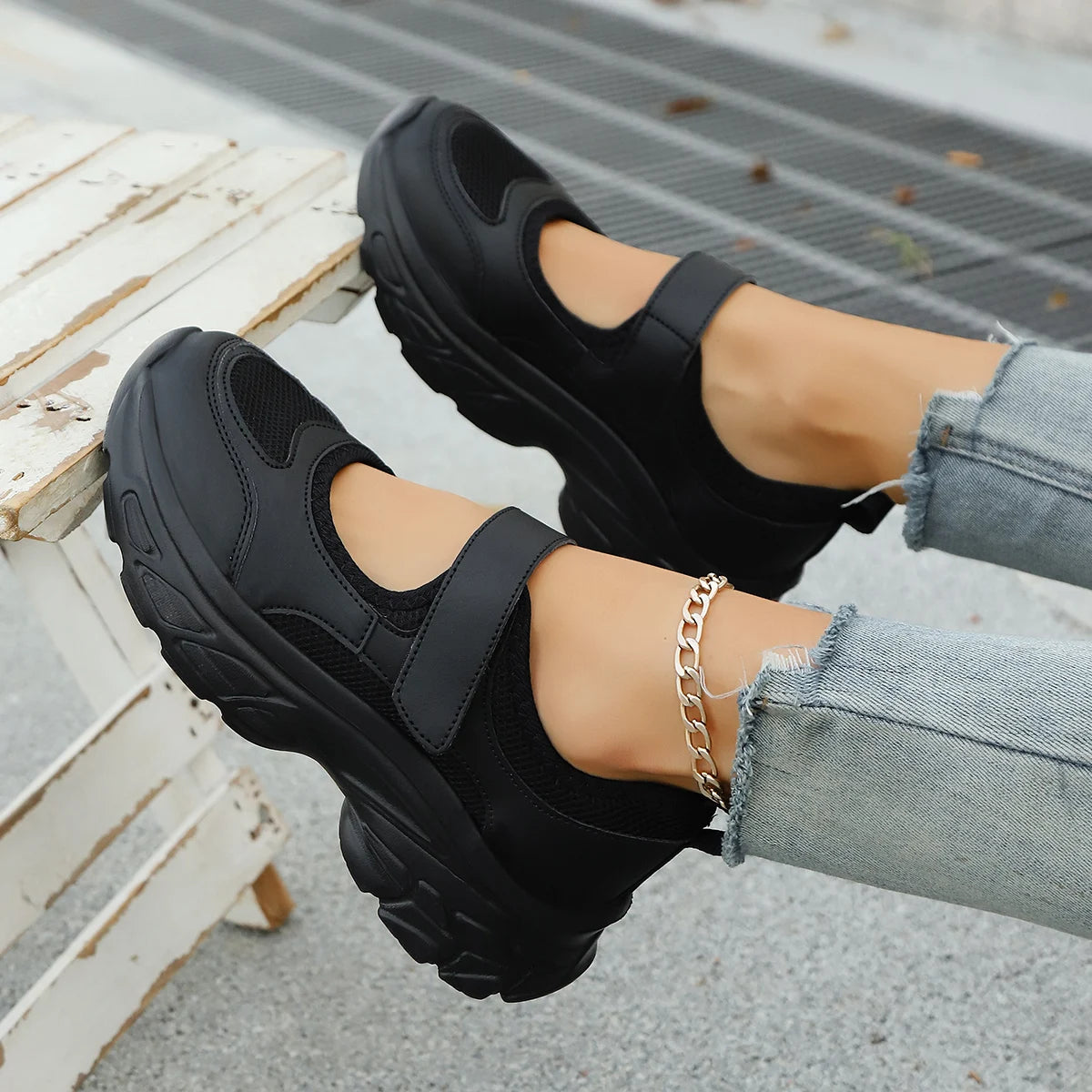 Plus Size Mesh Breathable Women's Shoes Slip-On Slip-On Shoes Women's Soft Sole Lightweight Work Shoe Buckle Strap White Sports Shoes Shallow Mouth Thick Sole Shoes 35-42