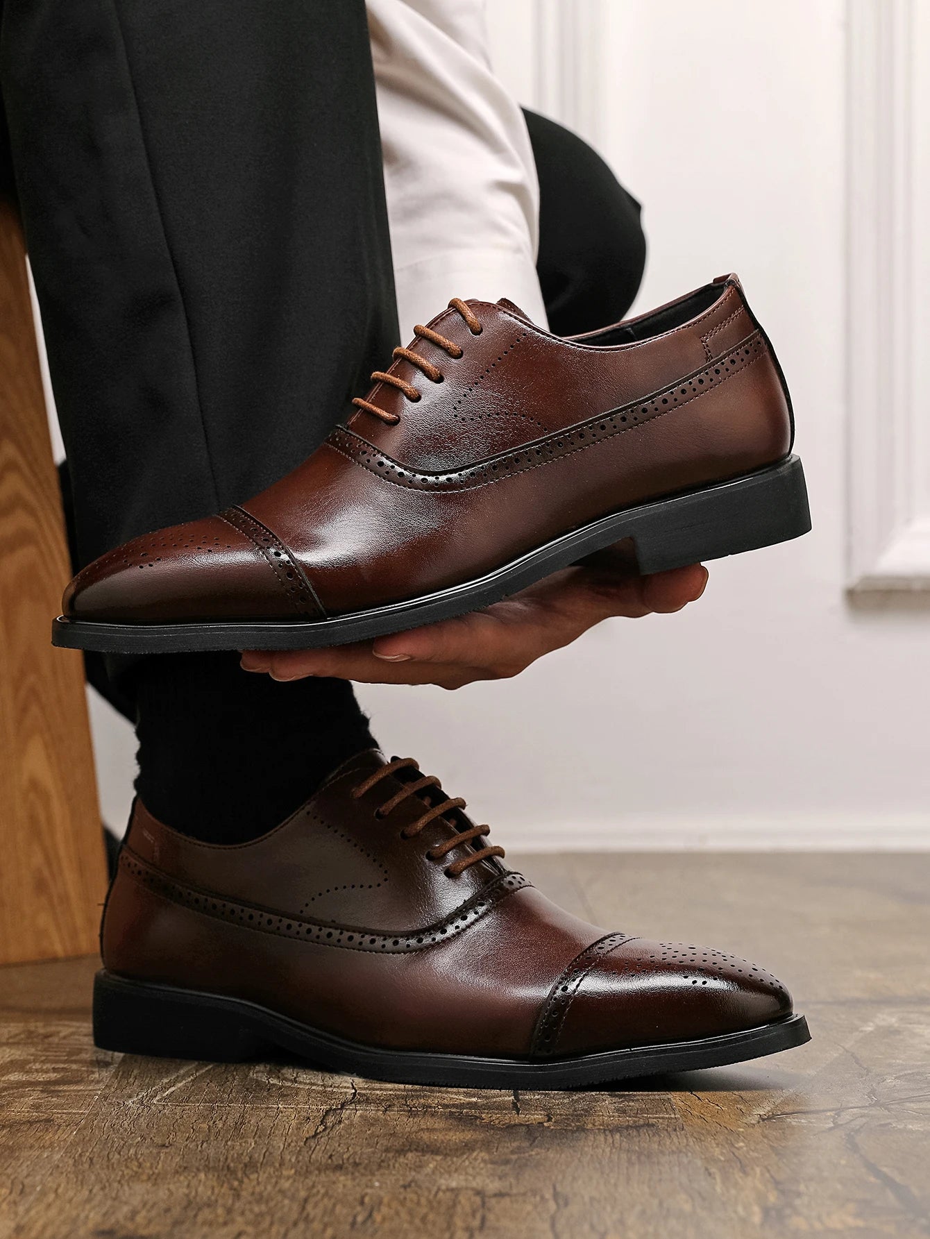 Oxfords Men Shoes Red Sole Fashion Business Casual Party Banquet Daily Retro Carved Lace-up Brogue Dress Shoes