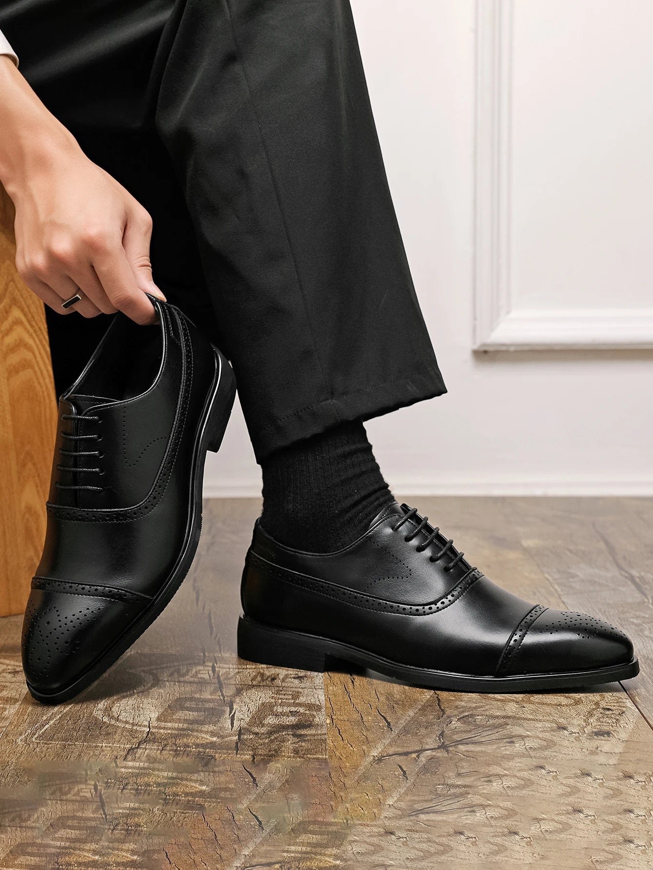 Oxfords Men Shoes Red Sole Fashion Business Casual Party Banquet Daily Retro Carved Lace-up Brogue Dress Shoes